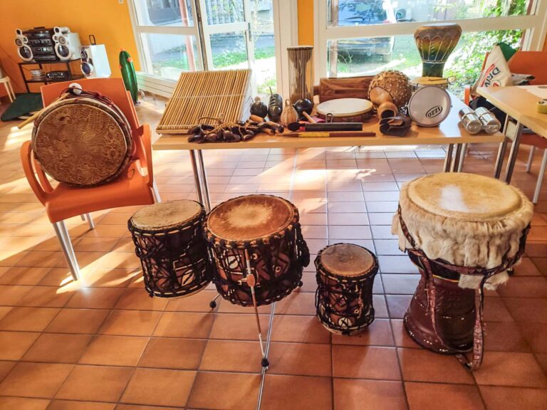 instruments de percussions africaines et de musique du monde utilisés pour des concerts. Spectacle de rue Lyon