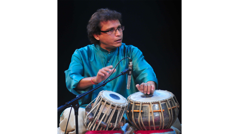 Apurba Mukherjee est un joueur de Tabla brillant et talentueux dans le monde de la musique classique indienne. En tant que disciple du Pandit Shankar Ghosh il est un grand percussionniste indien.