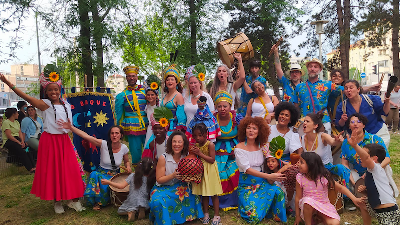 Baque da Pe C'est un spectacle de chants, danses et percussions brésiliennes sous la forme d’un cortège de Maracatu qui met en lumière la force et la vivacité des cultures de résistances au brésil.