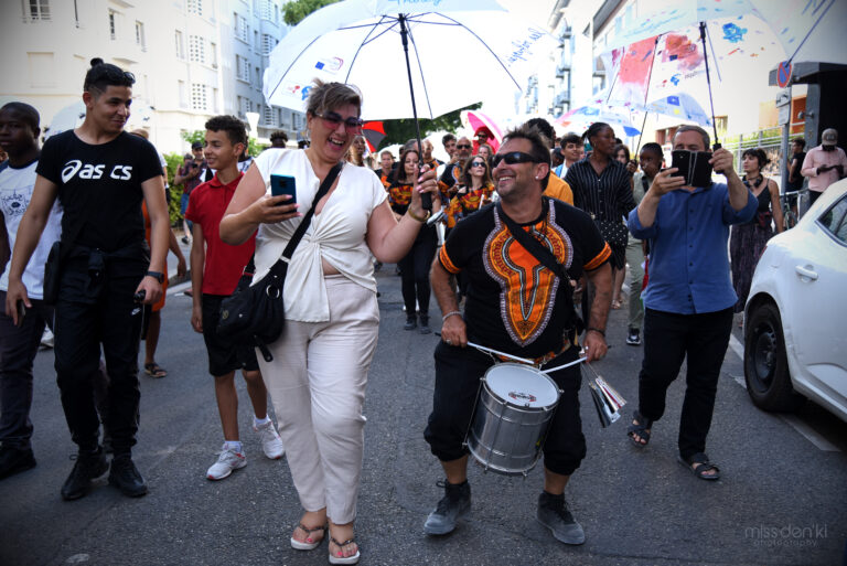 Déambulation lors de la marche des parapluies. groupe de percussion, La Bat'afrika à Lyon