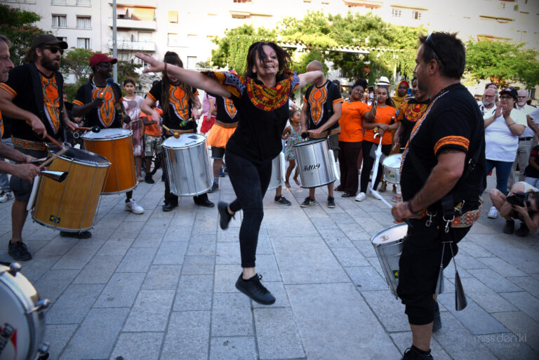 Prestation musicale, danse et percussions brésiliennes lors d'une manifestation à la mairie de VIILLEURBANNE groupe de percussion, La Bat'afrika.