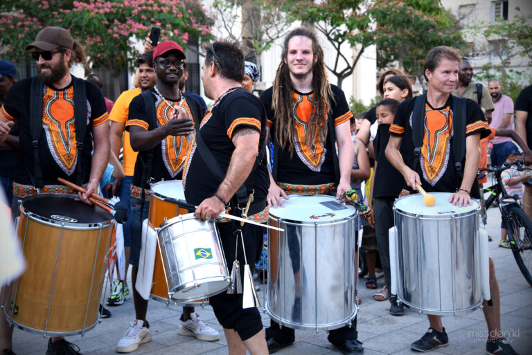 Percussionistes de batucada jouant des percussions afro-bresiliennes et tambours surdo , La Bat'afrika Lyon