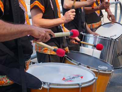 nstruments de percussions de la batéria pour jouer les rythmes de batucada du brésil à l'association PERCUTENSEMBLE