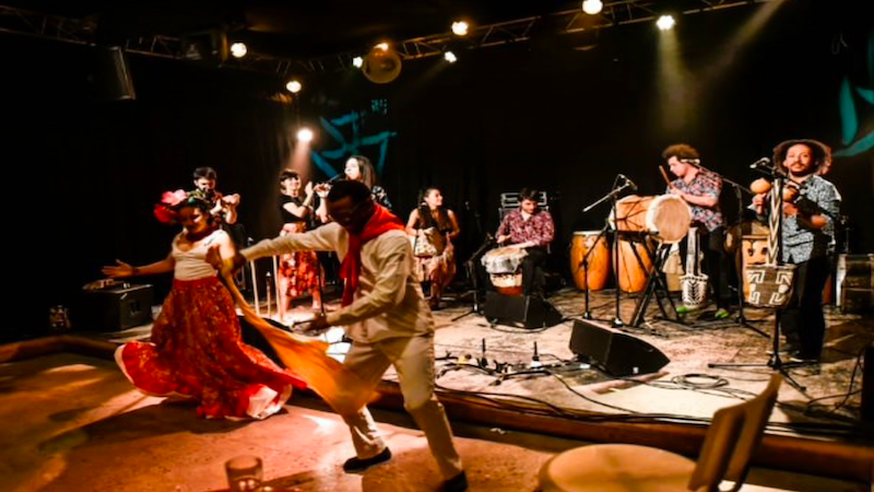 Malambo est composé de quatre musiciens et de deux danseurs, leur ensemble fusionne harmonieusement les rythmes enjoués du bullerengue, de la cumbia et du son de negro en utilisant des instruments traditionnels tels que le tambour alegre, la tambora, le llamador, les maracas et les gaitas.
