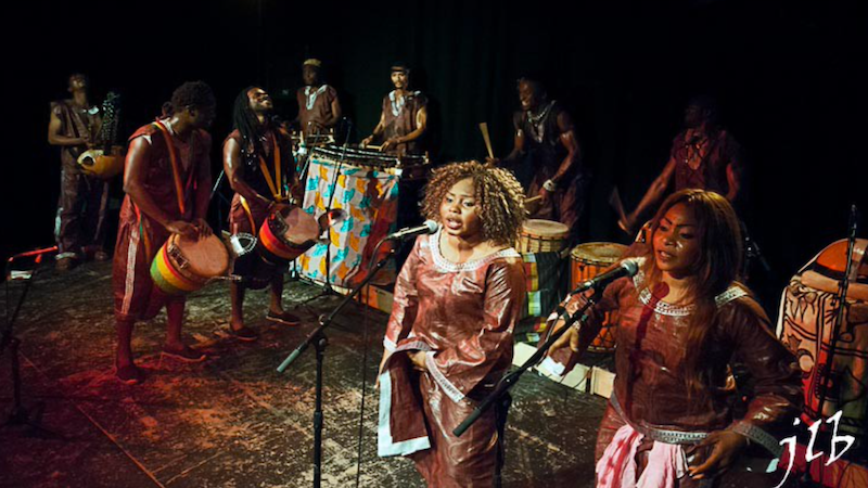 Wamali Percussions est un groupe de percussionnistes et danseurs, créé en Guinée, il y a plus de 10 ans. Les artistes qui en sont issus sont parmi les meilleurs de leur génération. La plupart ont été sélectionnés par le Circus Baobab, troupe de cirque et de percussions