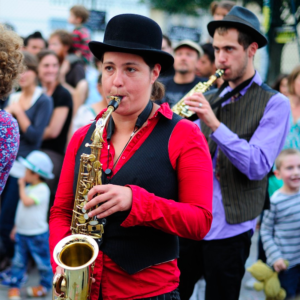Stéphanie est saxophoniste qui joue dans divers spectacle de rue