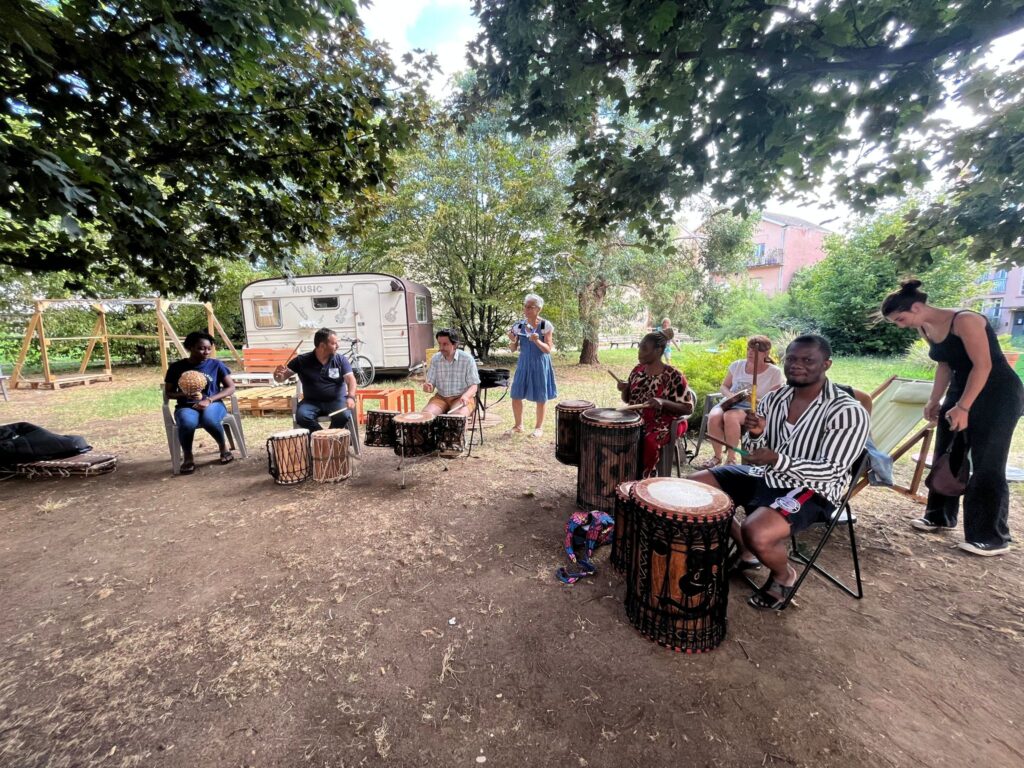 groupe de percussion africaine qui joue sur des tambours djembé et dun dun association PERCUTENSEMBLE