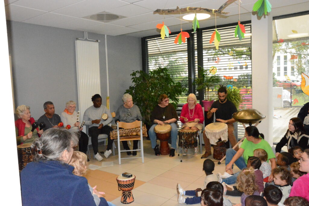 spectacle intergénérationnel PERCUTENSEMBLE en résidence séniors a partir de création artistique avec des instruments de percussions et des chants du monde