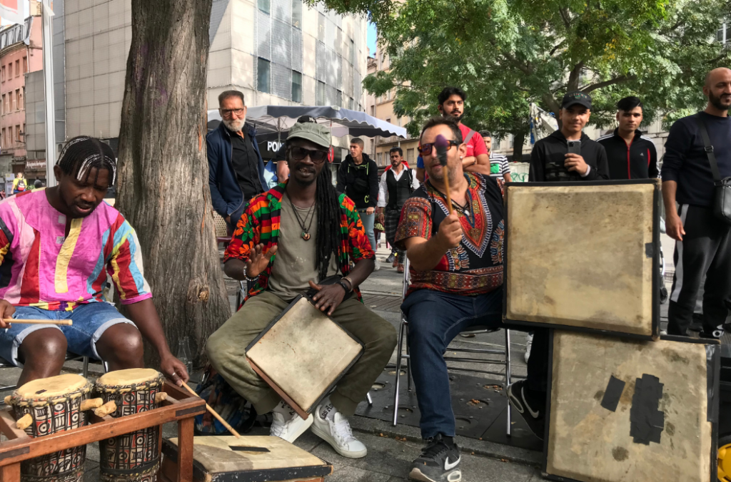 3 percussionistes du groupe de percussion Siko en place qui joue un spectacle de rue à Lyon guillotière